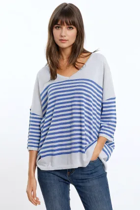 Maglione grigio con strisce blu e scollo a V