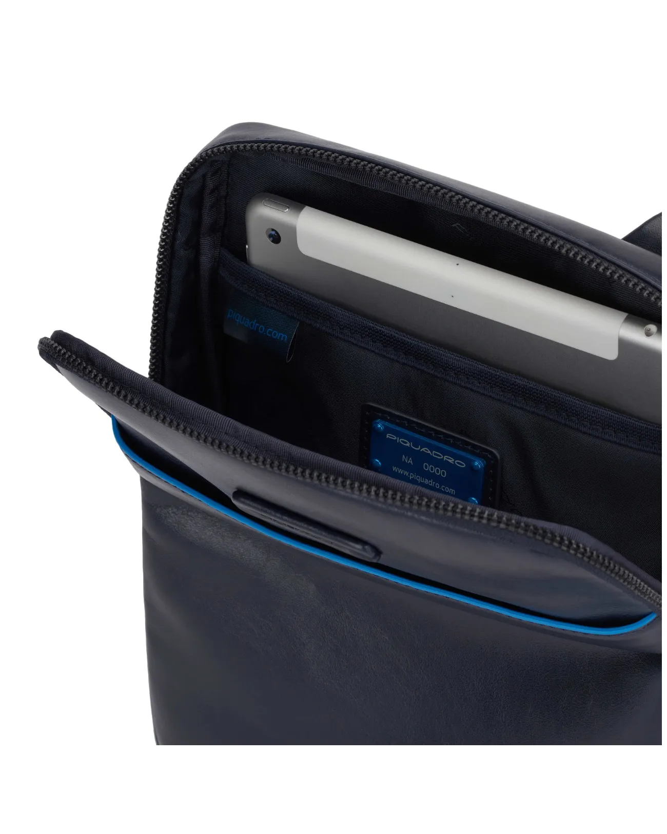 Piquadro - Borsello porta iPad® con tasca per Connequ Blue Square | Studioarch.com