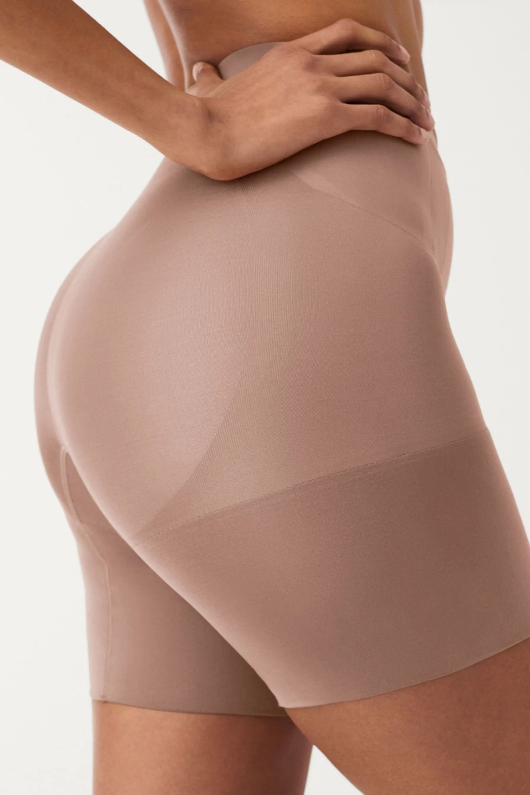 SPANX® - Oncore - Shorts a metà coscia effetto contenitivo elevato